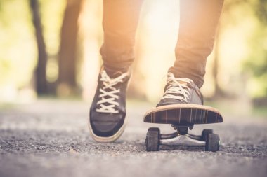 Bir skateboad sürme patenci. Ayakları üzerinde kapat