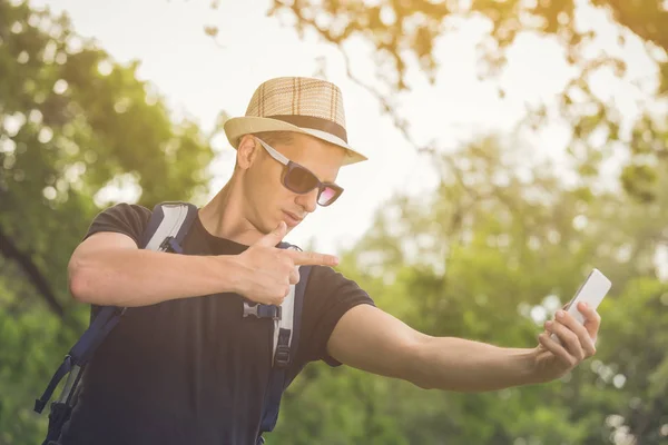 Tourist taking selfie in nature — Stock Photo, Image