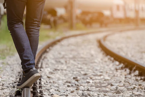 Primer plano del hombre caminando sobre el ferrocarril — Foto de Stock