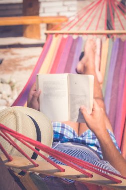Bir hamakta yalan ve bir kitap okuma genç turist adam