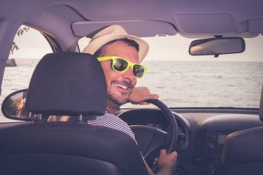 Genç turizm araç sürücüsü portresi. Seyahat ve yaz tatil