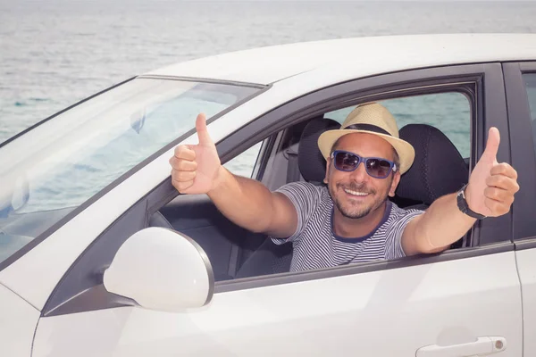 Portrait de conducteur de voiture de tourisme montrant pouces vers le haut. Voyages et somme — Photo