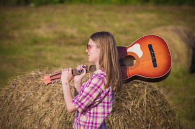 Akustik gitar onu tutan kadın genç üzerime omuz
