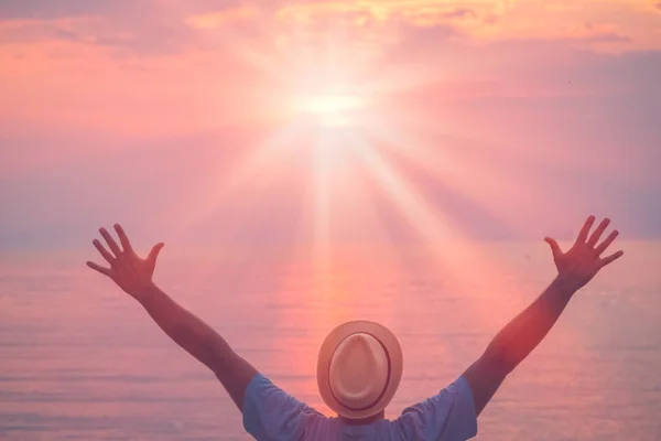 Turista disfrutando de la puesta de sol sobre el mar —  Fotos de Stock