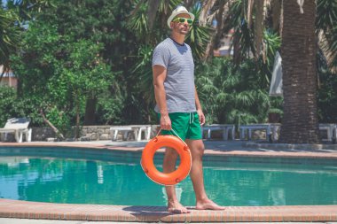 Yüzme Havuzu kenarında duran ve kendimi şık adam