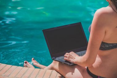 Erkek Yüzme Havuzu kenarında boş ekran laptop çalışma