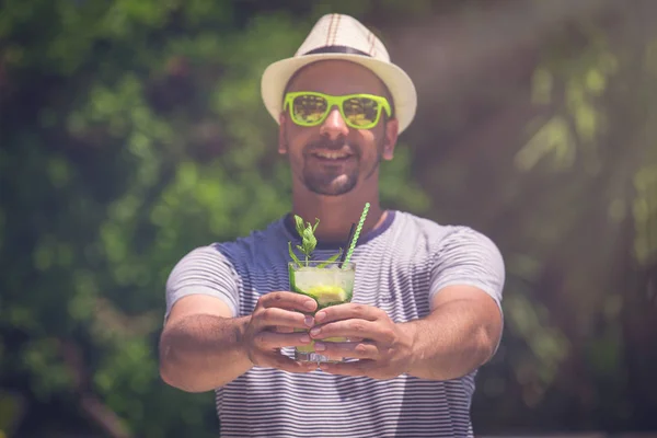 Joven turista sosteniendo mojito cóctel al aire libre — Foto de Stock