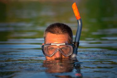 Şnorkel, palet giyen adam