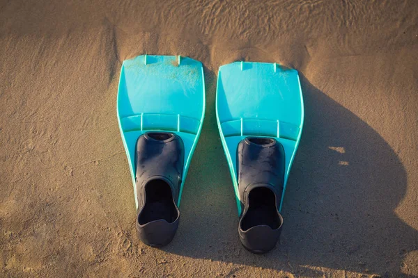 Flippers op zand op het strand — Stockfoto