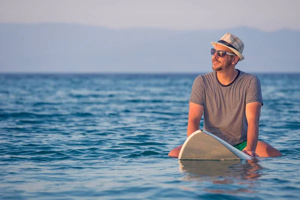 Turista sentado en la tabla de surf — Foto de Stock