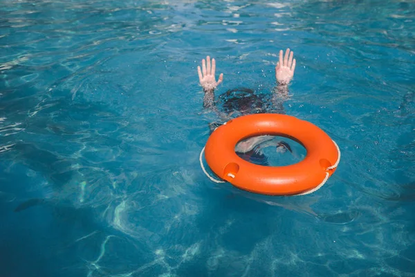 Weibchen unter Wasser und Rettungsring. Notfallrettungskonzept. — Stockfoto