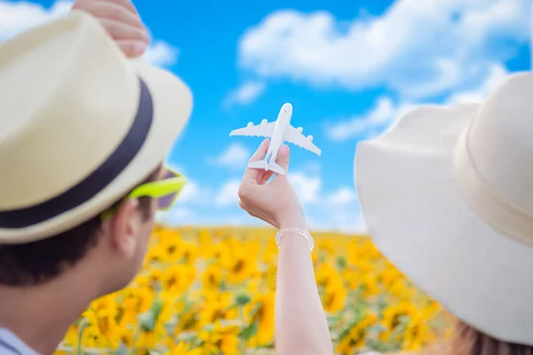 Coppia tenuta modello aereo all'aperto — Foto Stock