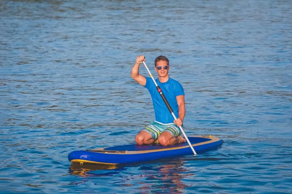 Portret van man op stand-up paddleboard — Stockfoto