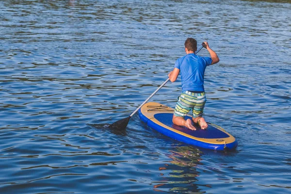 Hombre sobre tabla de paddle — Foto de Stock