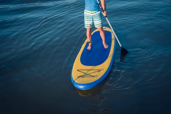 Stand up paddle board homem paddleboarding — Fotografia de Stock