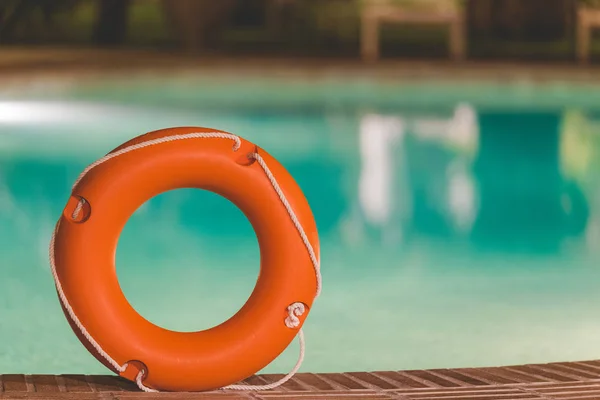 Lifebuoy na borda da piscina — Fotografia de Stock