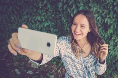 Güzel kadın alma selfie ile smartphone açık havada