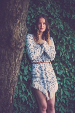 Erkek ağacının yanındaki yeşil yaprak duvara yaslanmış