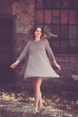 Retro eski mutlu kadın cephe arka bina