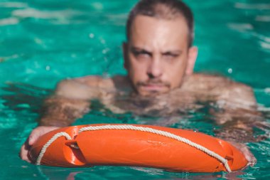Lifebuoy kullanarak Yüzme adam