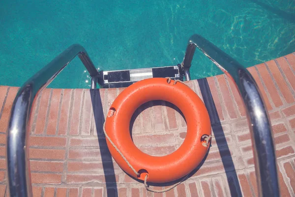 Boya salvavidas en el borde de la piscina — Foto de Stock