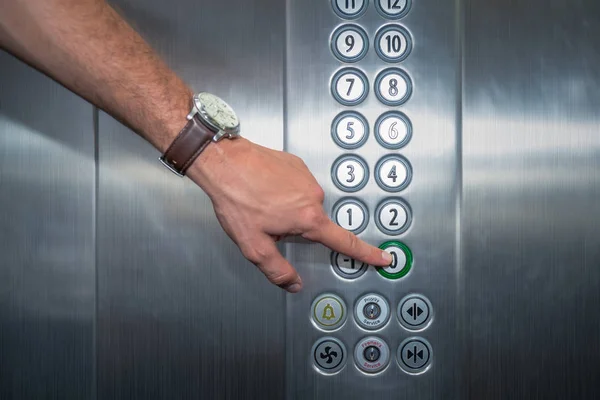Pekfinger att trycka på knappen noll golvet i hissen — Stockfoto