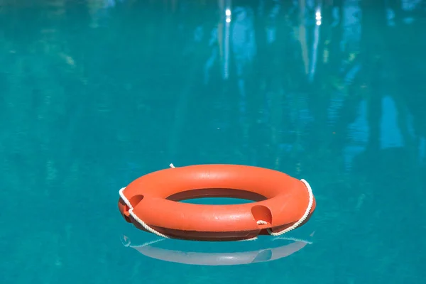 Lifebuoy na piscina — Fotografia de Stock