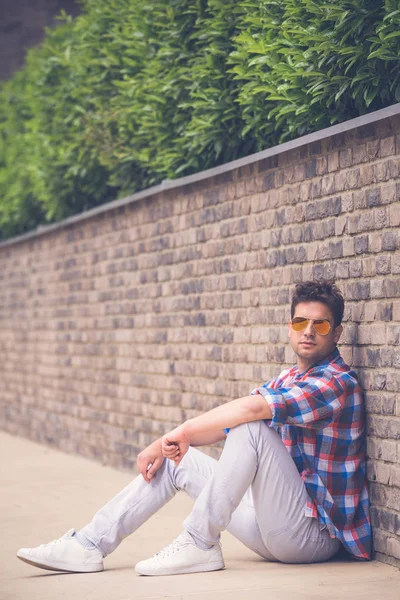 S poz kentsel modern moda yakışıklı portresi