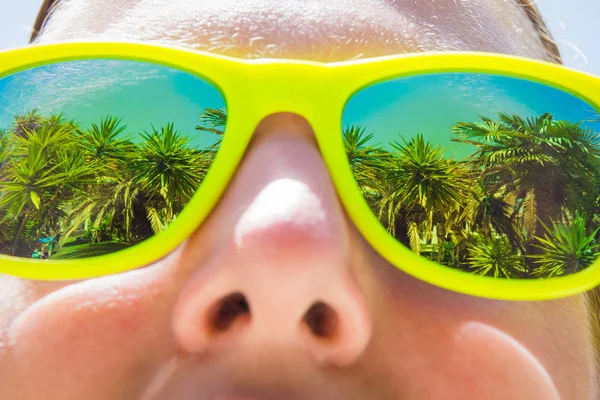 Riflessione palme in occhiali da sole — Foto Stock