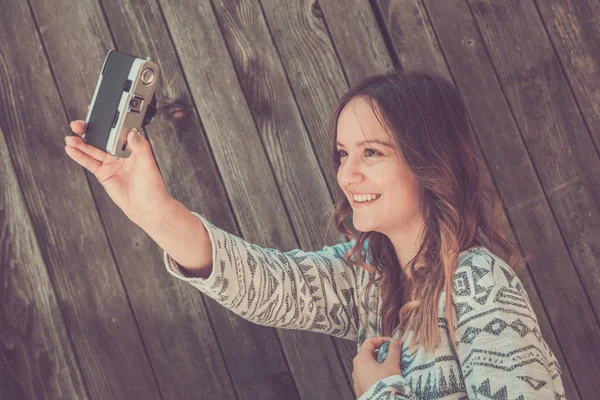 Kadın alarak selfie retro kamera ile