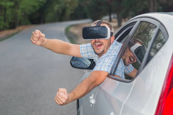 Mann nutzt Autofahrsimulation und trägt virtuelle Realität — Stockfoto