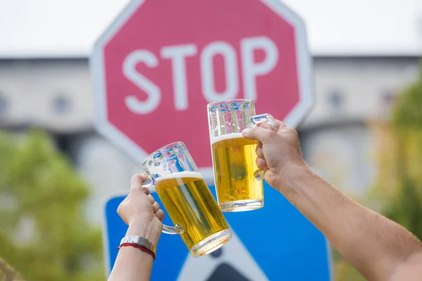 Griller avec de la bière devant le panneau stop street — Photo