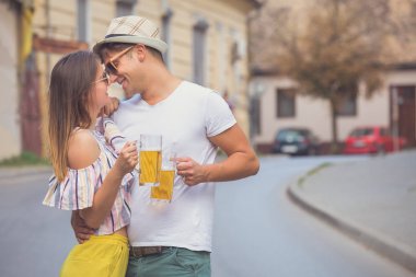 Çift toasting ve sevgilerini açık bira ile kutluyor