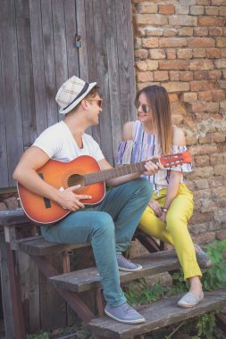 Kaç oyun akustik gitar ve şarkı