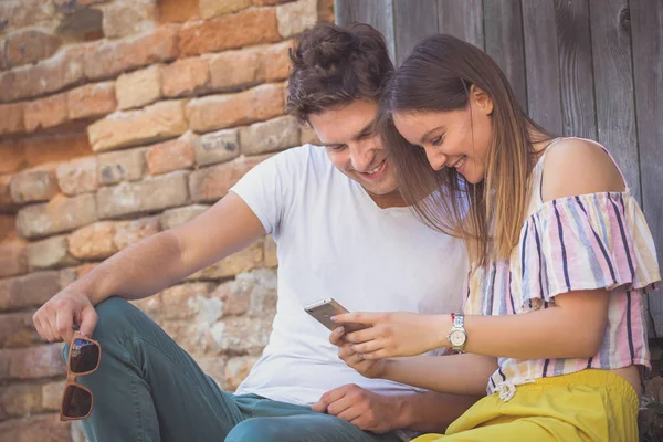 Genç bir çift arıyorsunuz ve belgili tanımlık app akıllı telefon kullanma