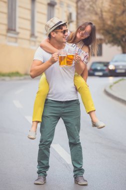 Modern turistik çift toasting ve onların aşk b ile kutluyor