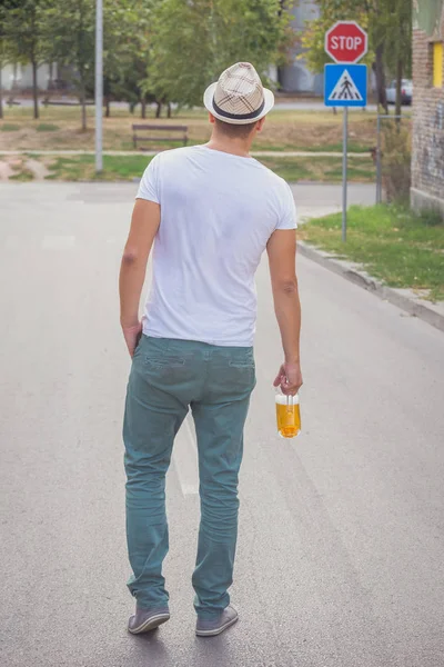 Jeune homme avec de la bière dans la rue — Photo