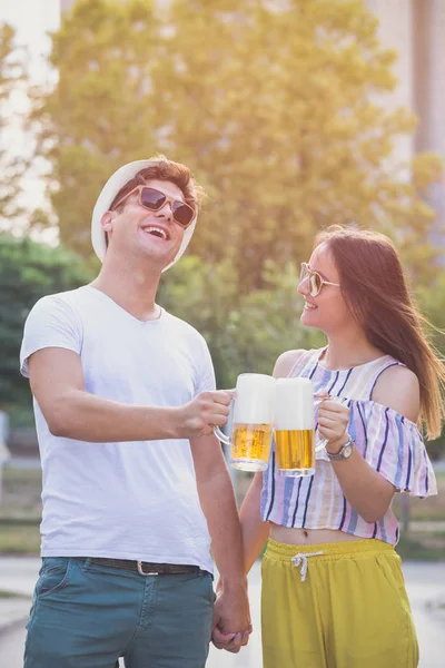 Paar roosteren met bier buiten — Stockfoto