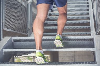 Adamın bacakları yukarı çalışan spor ayakkabıları ile kapatın. Spor,