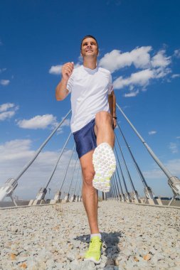 Koşma ve kamera üzerinde açık havada atlama