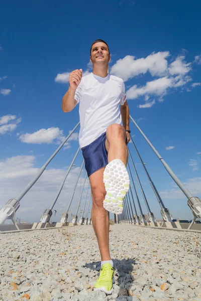 Koşma ve kamera üzerinde açık havada atlama