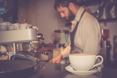 Fincan kapuçino tablo ve barista içinde belgili tanımlık geçmiş