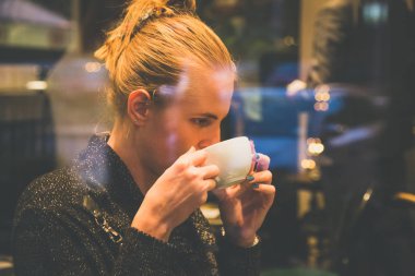 Kadın içme kahve Cafe