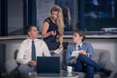 Bir toplantı takımda genç iş