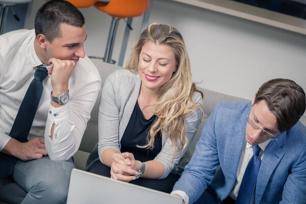 Молодые предприниматели на совещании
