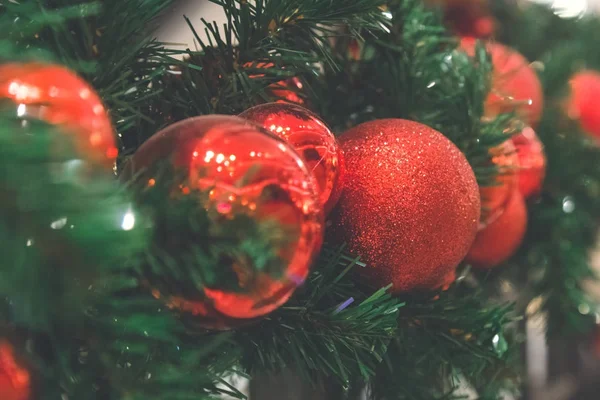 Adornos de Navidad en el árbol de Navidad — Foto de Stock