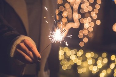 Ayrıntı Noel maytap açık havada tutan kadın.
