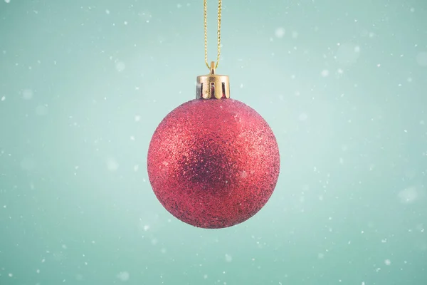 Hermosa decoración aislada bola de Navidad de cerca — Foto de Stock