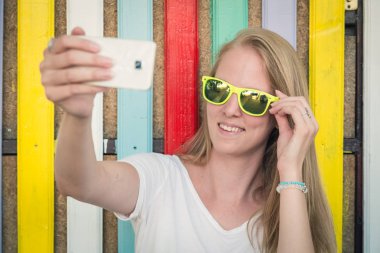 Genç erkek selfie renkli ahşap duvar önünde alarak