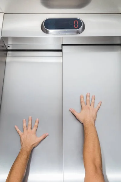 Adam Asansör kapısının üzerinde eller — Stok fotoğraf
